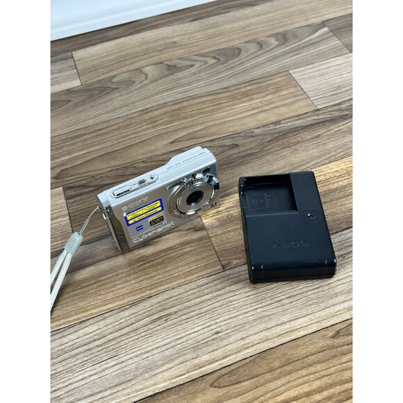 Sony Cyber-shot DSC-W90 8.1MP Digital Camera - Silver W/ Battery & Charger - Picture 3 of 11